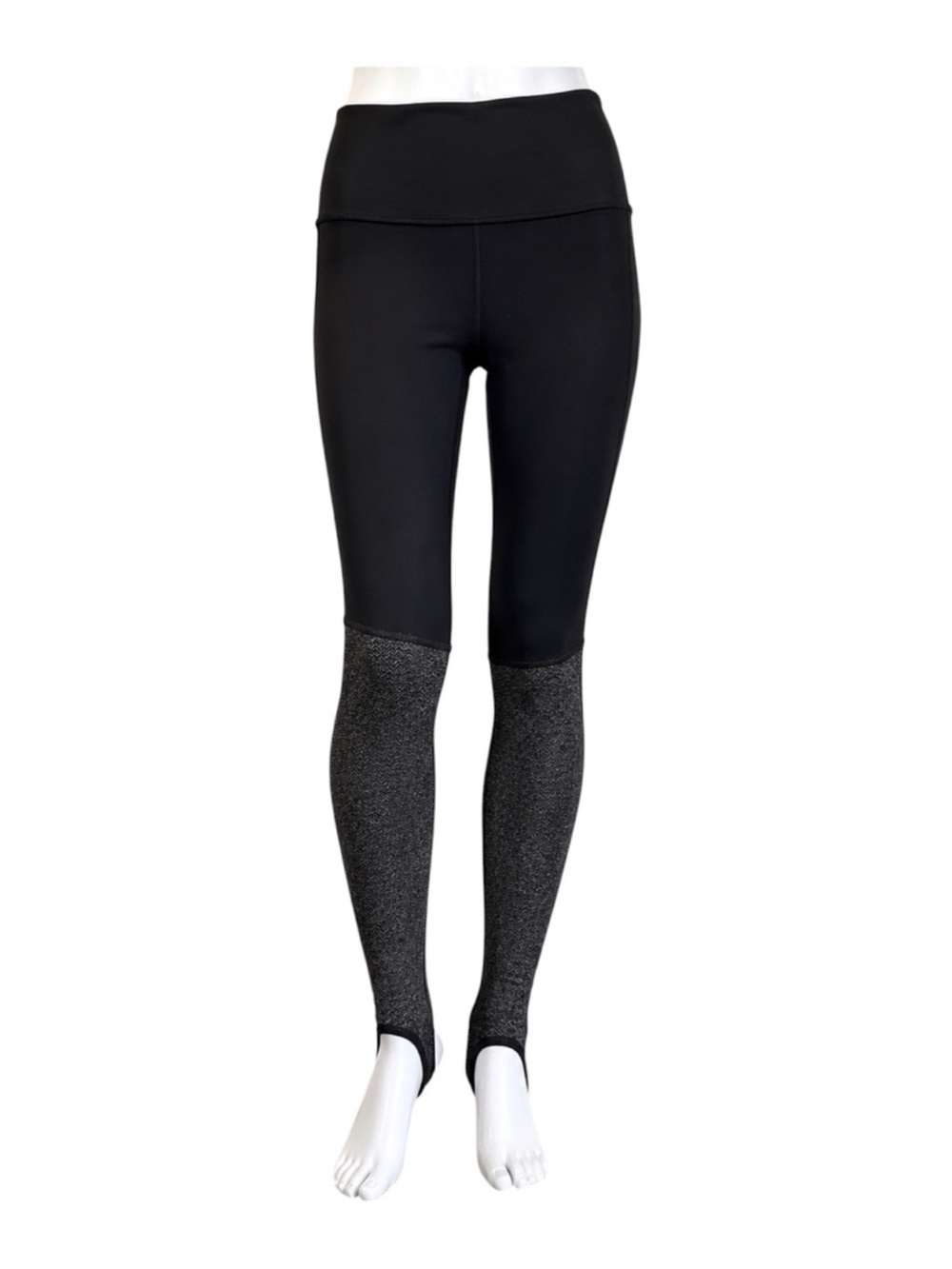 Lululemon Wunder Under
Leggings Stirrups Size 6 Black/Harringbone